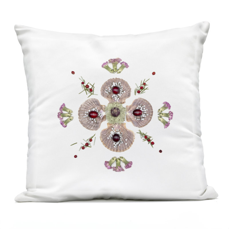 Coussin d'extérieur imprimé Clam Shells & Botanicals, par Beth Adoette