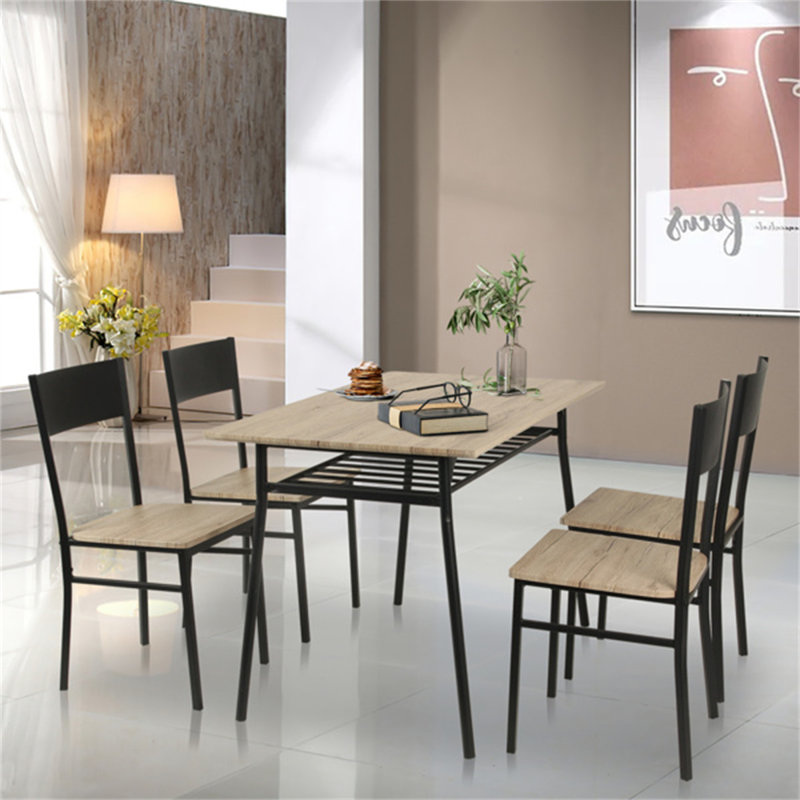 Ensemble repas pour quatre personnes