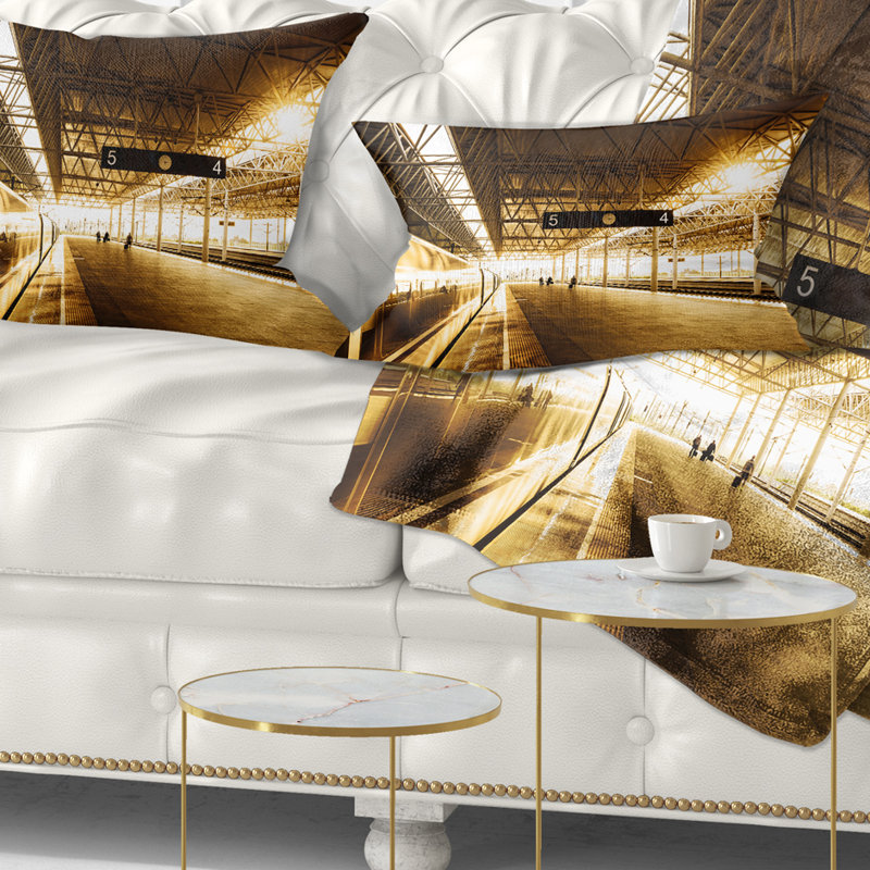 Coussin lombaire imprimé à la gare avec lumière du soleil