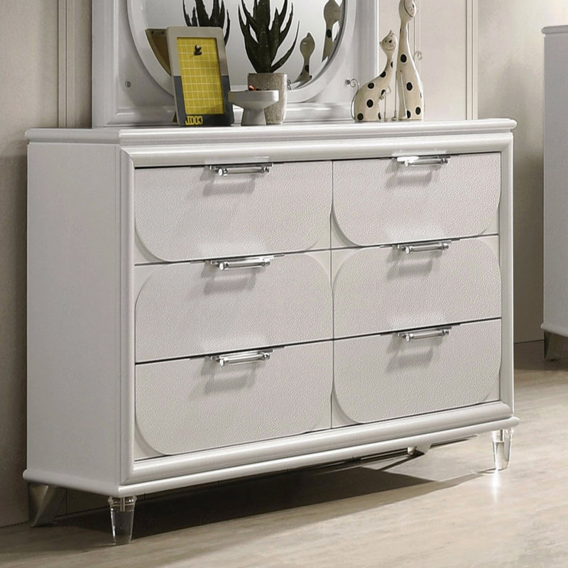 Commode large 6 tiroirs Dima, bois massif blanc perle avec quincaillerie en acrylique