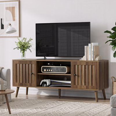 Meuble télé en bois de 55 po avec 2 portes à rainures verticales, tablettes de rangement réglables, meuble de rangement pour le salon, centre de divertissement avec espace de rangement, couleur noyer