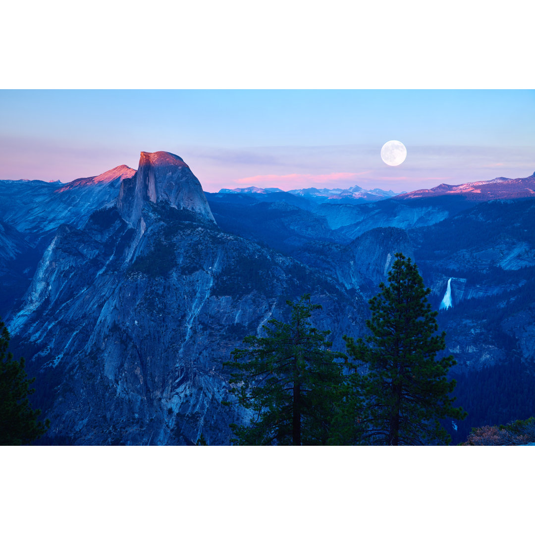 Yosemite Valley bei Sonnenuntergang von Zorazhuang - Kunstdrucke auf Leinwand