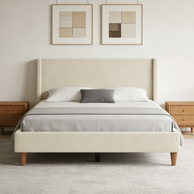 Grand lit plateforme tapissier avec pieds en bois massif