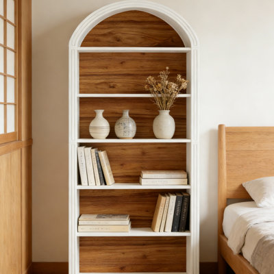 Bibliothèque à six niveaux avec plateau arqué et panneau arrière en bois naturel, tablette haute ouverte ouverte, idéale pour le salon, la chambre à coucher, le bureau ou une maison de campagne, finition blanche.