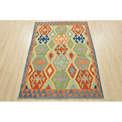 Tapis unique de 4 pi x 5 pi 6 po en orange / vert / jaune / bleu