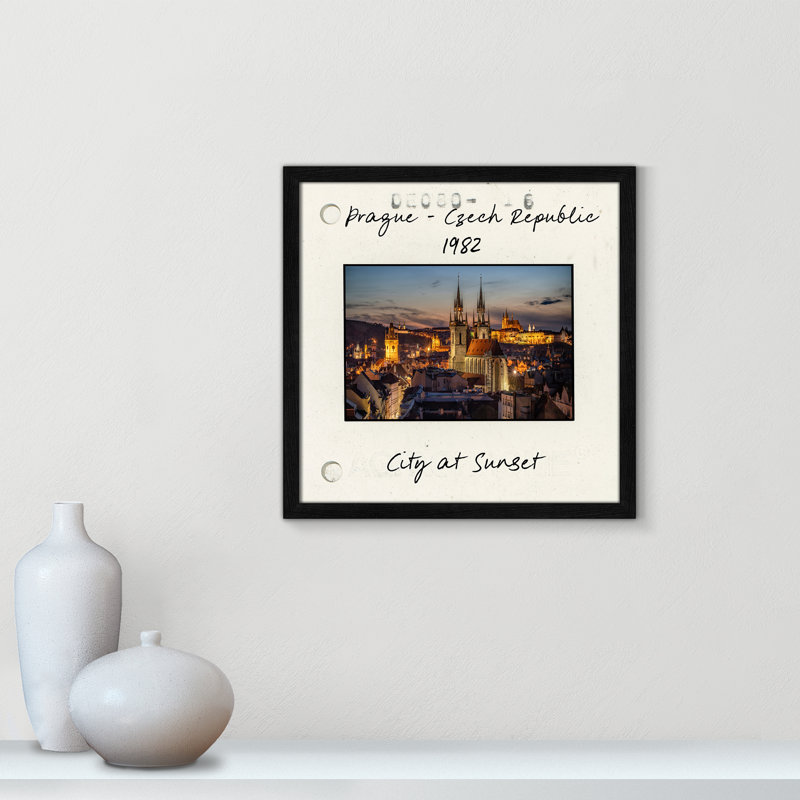 Impression de ville au coucher du soleil, Prague, République tchèque par Danita Delmont, Papier avec cadre simple noir