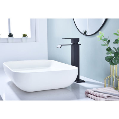 Robinet de lavabo de salle de bain en acier inoxydable noir mat, bec cascade, poignée simple et approuvé, résistance à la rouille, débit de 1,2 gallon par minute, poignée de robinet de vidange en acier, assemblage d'eau
