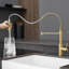 Robinet de cuisine escamotable en or brossé, acier inoxydable, poignée simple, caractéristique pour la stabilité du débit d'eau aérée