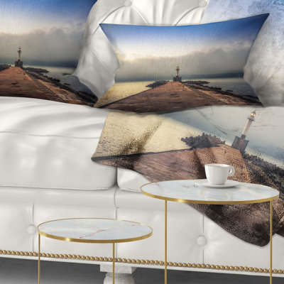 Coussin décoratif à motif de jetée et de pont «Lighthouse on Coast and Cloudy Sky»
