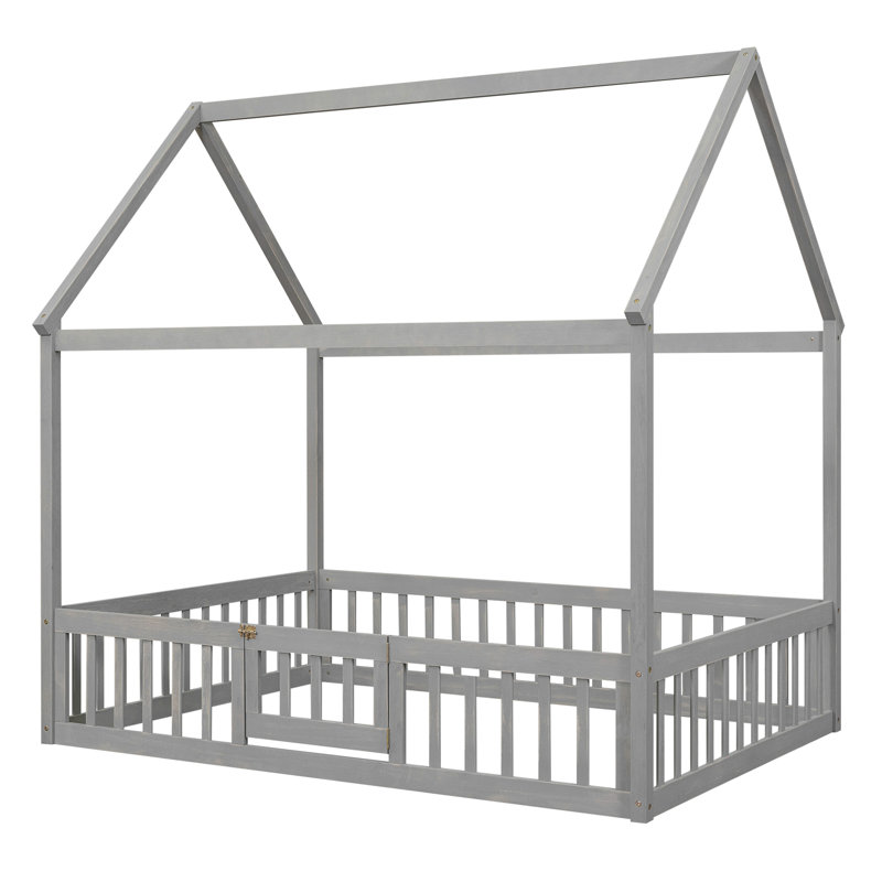 Lit en bois avec clôture et porte
