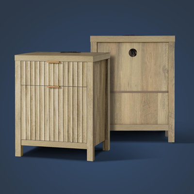 S'inspirant de la beauté fluide de la nature, la conception à panneaux ondulés capture le rythme doux et puissant des éléments naturels. Complétée par des poignées en aluminium or rose durables, cette table de chevet allie la grâce de la nature à une résistance durable