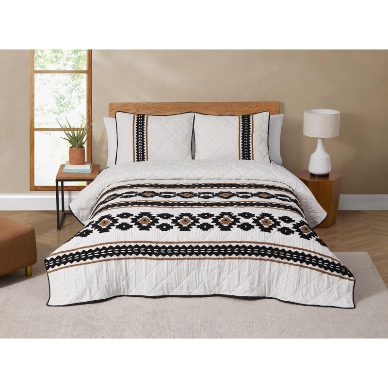 DESIGN STUDIO Jackson Boho Tufted Embroidery Tan/Black All-Season Reversible Soft Microfiber Quilt Set