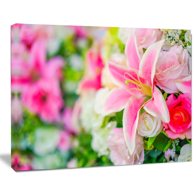 «Beautiful Lily Flowers in Bouquet Floral», reproduction de photo sur toile tendue, H 30 po x l 40 po x P 1 po
