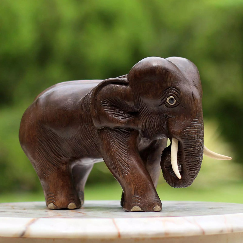 Charmante figurine d'éléphant en bois