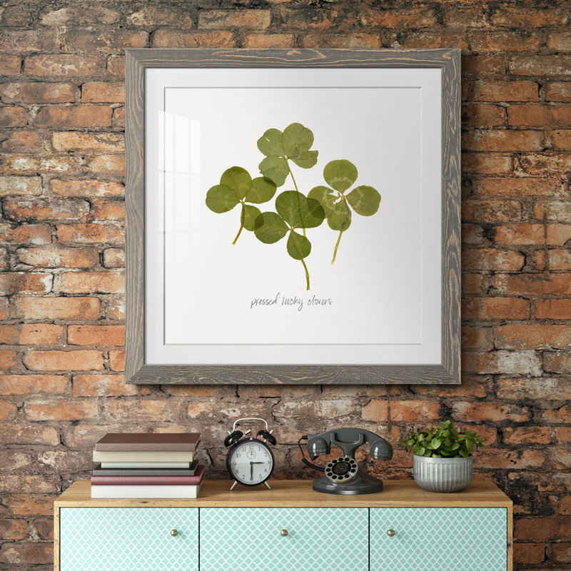 «Pressed Clover I», reproduction encadrée de qualité supérieure - prête à être accrochée, H 17 po x l 17 po x P 1,5 po, Blanc
