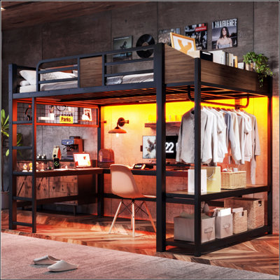 Lit mezzanine double en métal avec bureau en forme de L, bande lumineuse à DEL, tablettes de rangement et ports USB, idéal pour une vie moderne et peu encombrante.