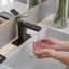 Robinet pour salle de bain à un trou avec bonde escamotable et robinets pour lavabo à poignée simple-105374065