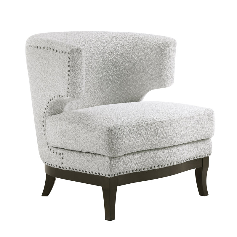 Fauteuil contemporain à dossier demi-tonneau avec revêtement gris bouclé, garniture cloutée et siège à ressorts ensachés