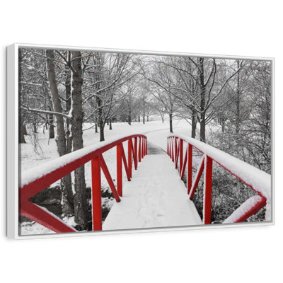 Passerelle rouge enneigée