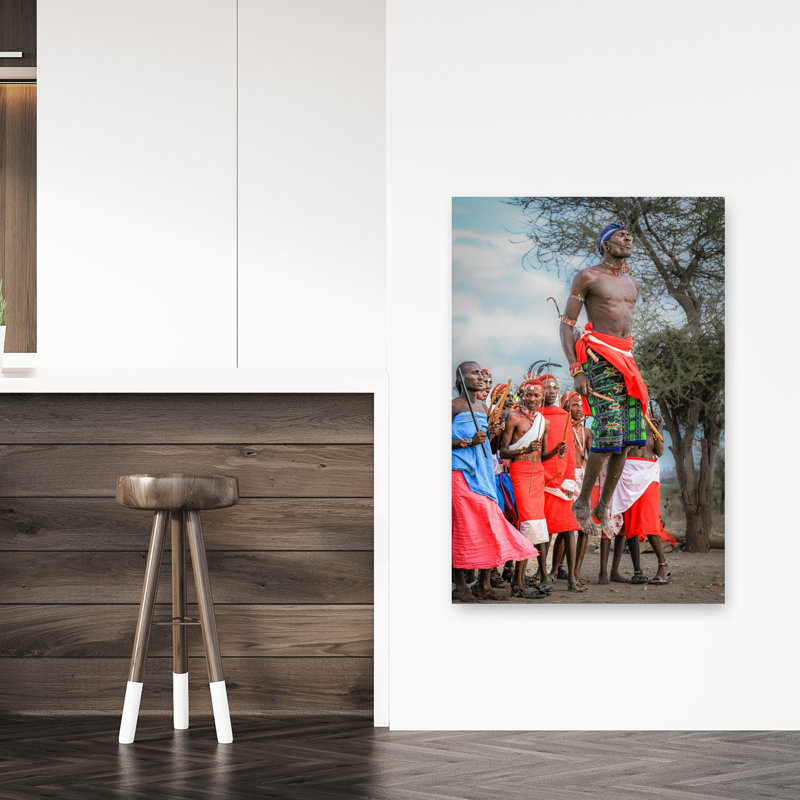 Impression d'art mural représentant un portrait coloré et vibrant de danse africaine traditionnelle en sautant