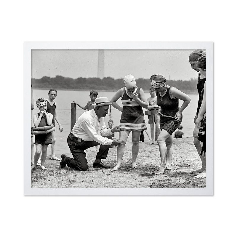 Police de plage, Affiche, H 12 po x l 16 po, White Framed