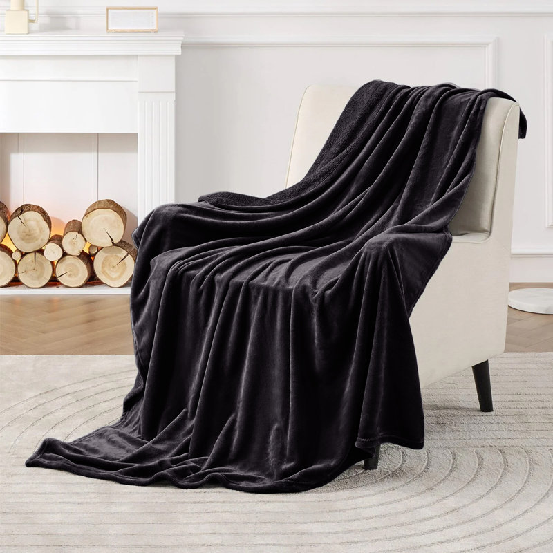 Ultra-Soft Mink Fleece Blanket - Plush, Lightweight & Warm - Cozy All-Season Throw For Bed & Sofa, Black, 150cm x 130cm