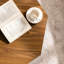 Table basse moderne de 29,69 pouces avec base de plancher et piédestal - couleur noyer, cadre pour bureau de salon, avec esthétique épinette minimaliste
