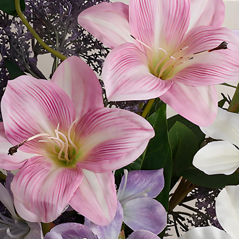 Ornements de fleurs simulées