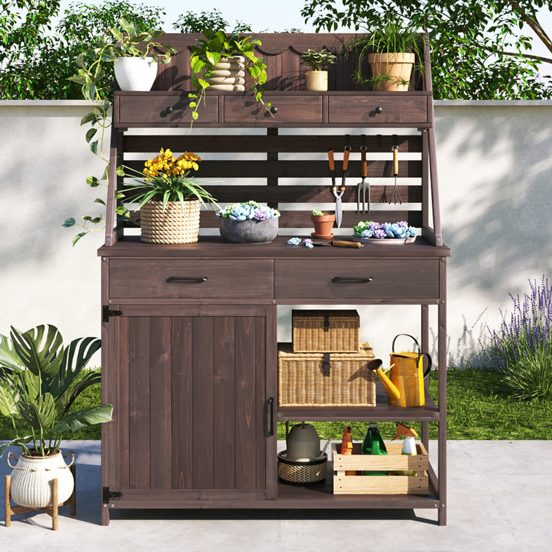 Banc en bois de sapin brun avec beaucoup de rangement - idéal pour l'organisation d'outils de jardin