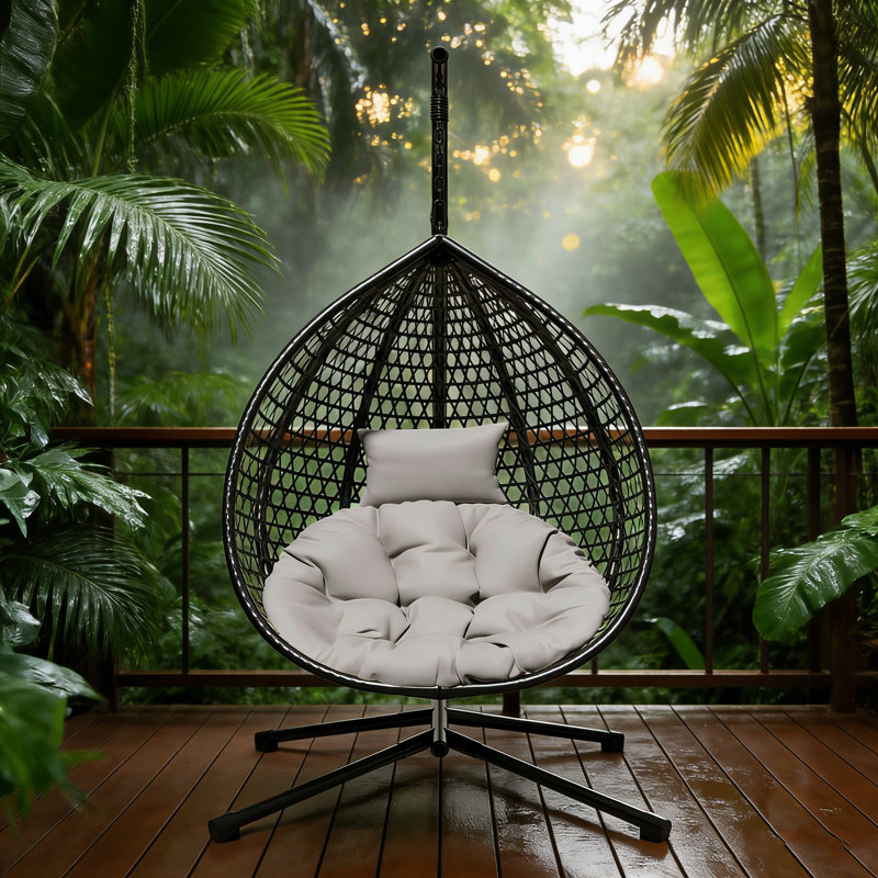 Chaise hamac robuste avec support, tissage en rotin durable et coussin amovible pour une utilisation intérieure et extérieure.