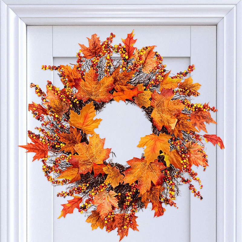 Décoration de style couronne de porte d'entrée en fausse feuille d'érable, baie de brindille colorée, couronne, météo, automne, décor pour l'entrée de la cheminée