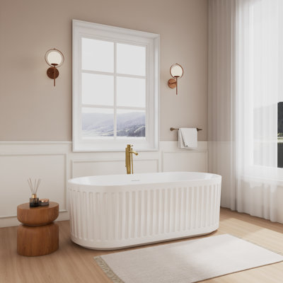 Baignoire autoportante blanche de 67 pouces avec bonde en chrome poli et garniture de trop-plein Carmela