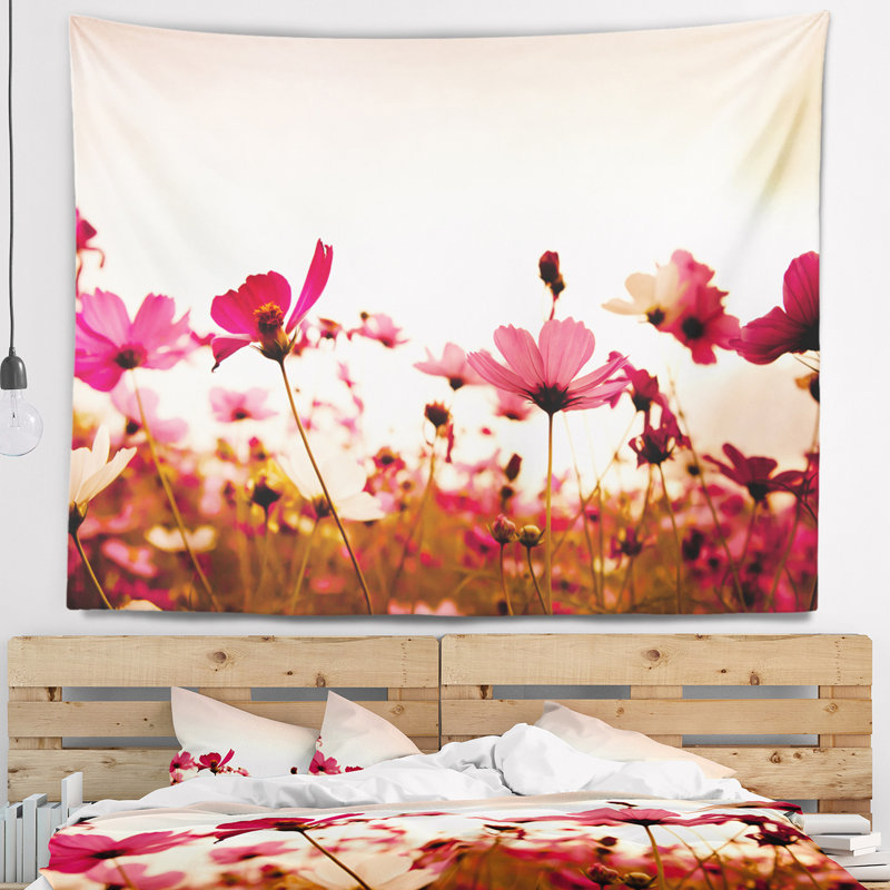 Tapisserie fleurs cosmos sur fond rose, H 50 po x l 60 po