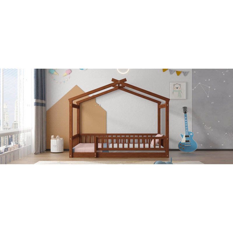 Charmante structure de lit simple en noyer avec clôture pour aire de jeu, teinte pour une chambre à coucher sereine