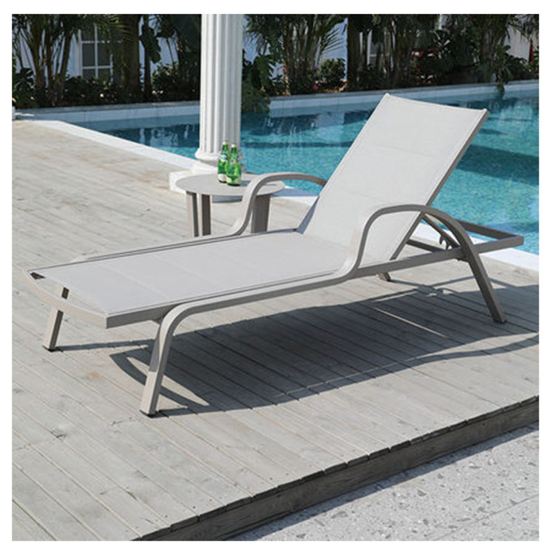 Chaise longue d'extérieur en rotin