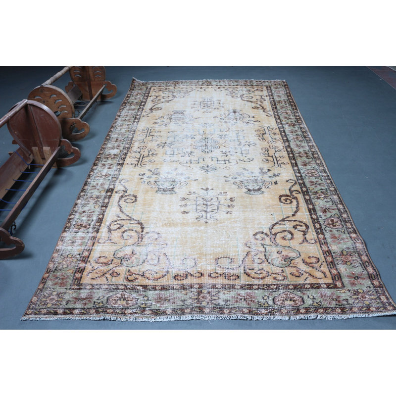 Tapis traditionnel beige tissé à la main traditionnel avec motif floral, idéal pour la décoration intérieure et le design complexe