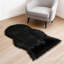 Tapis noir moelleux doux en fausse peau de mouton-159908422