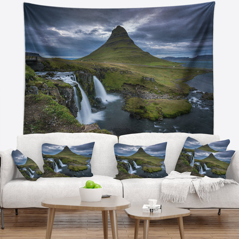 Paysage avec magnifique tapisserie cascade Kirkjufellsfoss, H 32 po x l 39 po