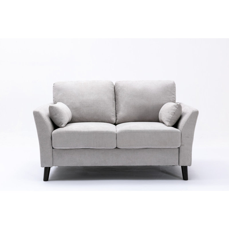 57 po en tissu gris, 2 coussins décoratifs, siège à ressorts ensachés, dossier de siège H 17 po, pieds en tissu brun foncé avec coussins,