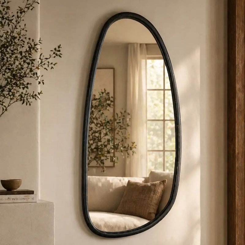 Miroir mural irrégulier avec cadre en bois de manguier noir délavé