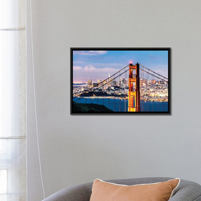 «Tower of Golden Gate Bridge at Dusk avec le quartier économique en arrière-plan, San Francisco, Californie, États-Unis», reproduction de photo sur toile tendue