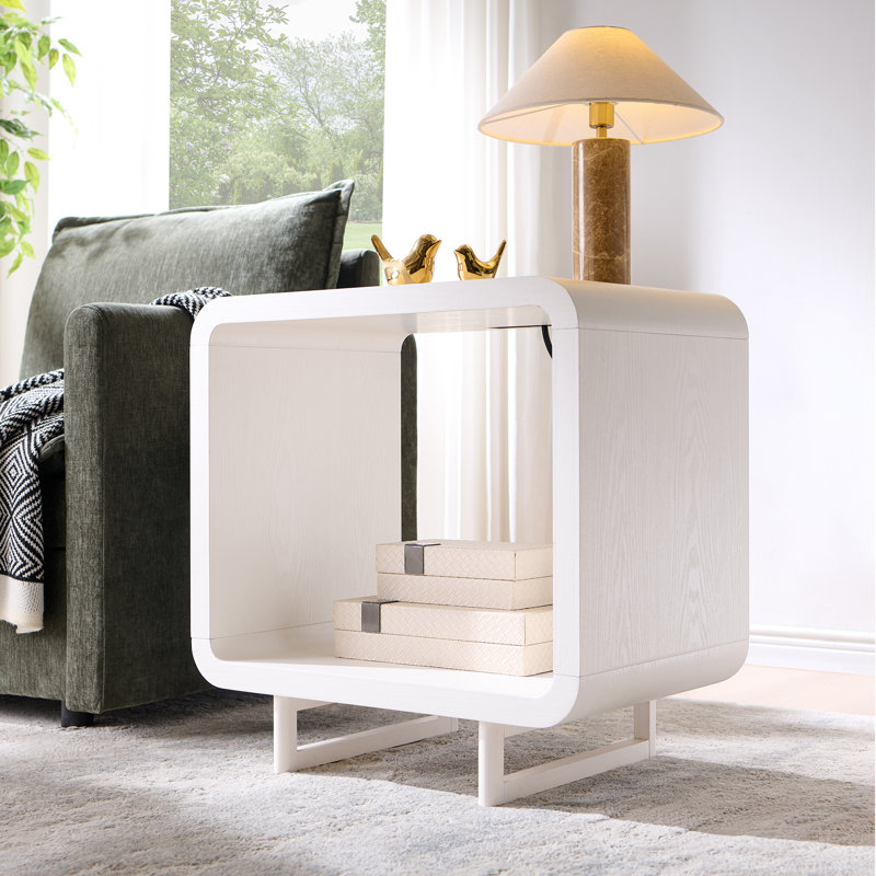 Table de bout moderne Abrianna de 23,6 po, table d'appoint à 2 niveaux avec station de charge et tablette de rangement ouverte, conception à profil courbé