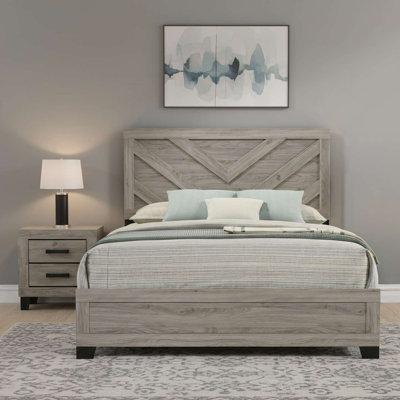 Ensemble de chambre à coucher grand lit transitionnel en bois gris clair avec tête de lit à chevrons et table de chevet