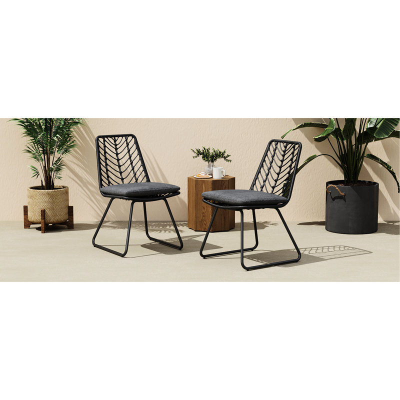 Chaise d'extérieur en gris avec dossier en mousse et coussins de siège