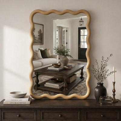 Élégant miroir à cadre rectangulaire en bois massif brun jaunâtre, idéal pour rehausser l'esthétique et la fonctionnalité de n'importe quelle pièce
