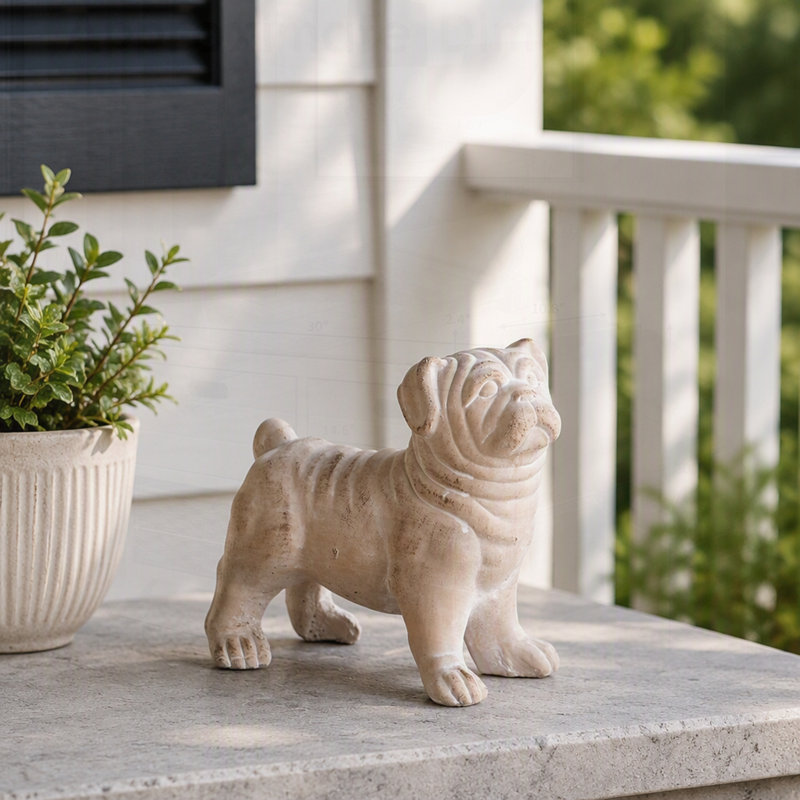 Figurine de bouledogue debout, fabriquée à la main avec une finition beige naturelle, idéale pour une décoration rustique et éclectique.