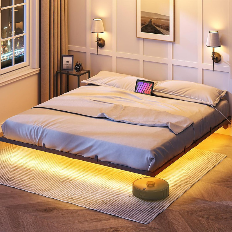 Cadre de lit flottant pour très grand lit, cadre de lit avec station de charge et lumières DEL, lit pour très grand lit plateforme en métal de style industriel, silencieux, aucun sommier tapissier requis, noir
