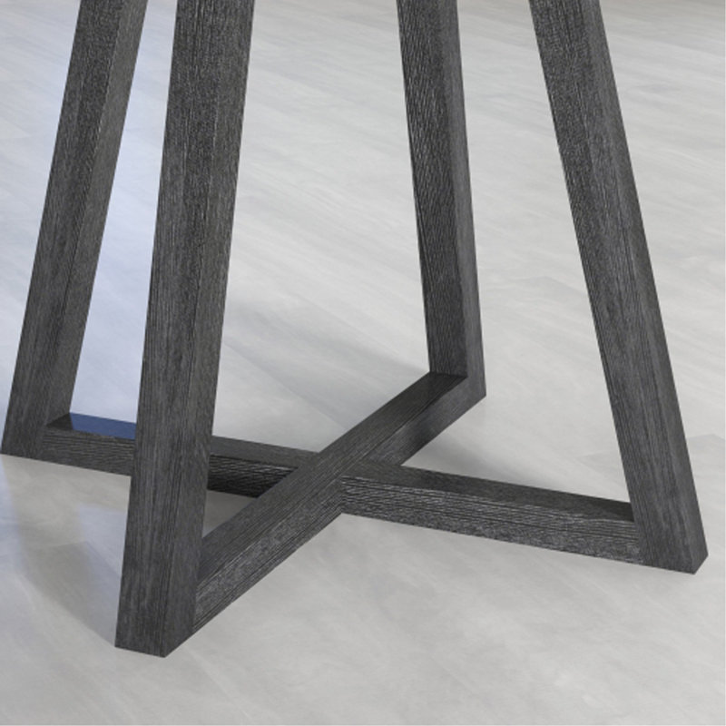 Il n'y a qu'une seule table dans une boîte.