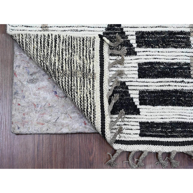 Tapis albâtre blanc 2 pi 6 po x 11 pi, tissage marocain à motif géométrique, aspect informel, noué à la main, velours texturé, tapis en laine douce