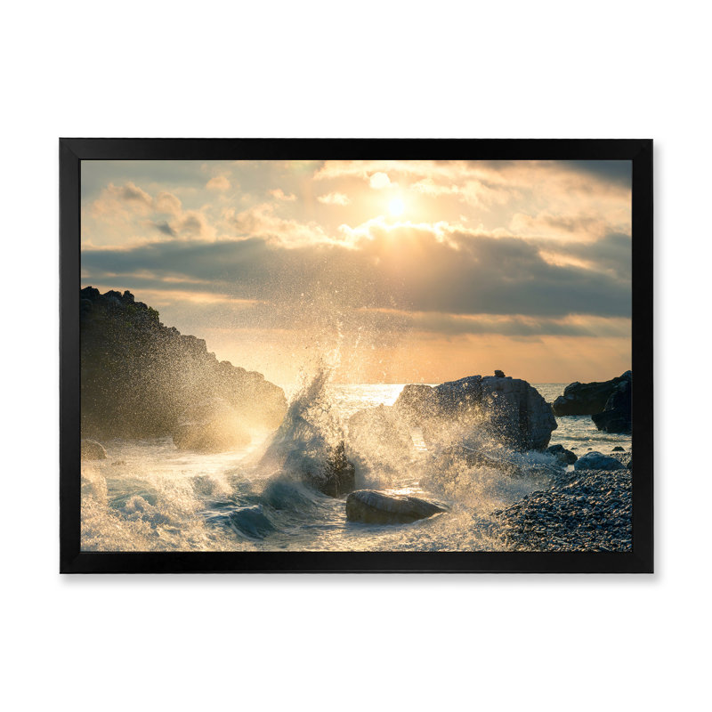 Grande vague frappant le rocher à la plage - photographie sur toile, H 30 po x l 40 po, Cadre noir